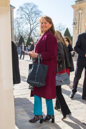 Ségolène Royal a opté pour un manteau prune et un tailleur bleu