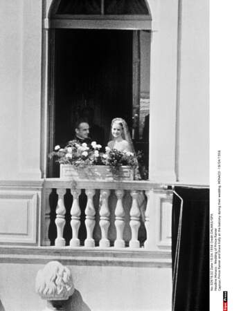 Le prince et la princesse de Monaco saluent la foule au balcon après leur mariage religieux