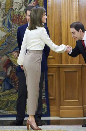 La reine Letizia d'Espagne en tenue chic
