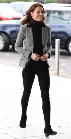 Kate Middleton opte pour le jeans pour un look basique, inspiré de Meghan Markle.