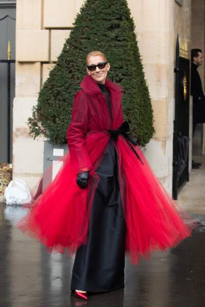 Céline Dion incroyable dans un manteau en tulle et une jupe en cuir signés Oscar de la Renta