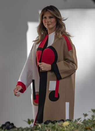 Melania Trump en manteau graphique Dior, lors de la cérémonie de Thanksgiving, le 20 novembre 2018