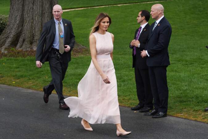 Melania Trump en robe Hervé Pierre à la Maison Blanche pour la chasse aux oeufs de Pâques le 17 avril 2017