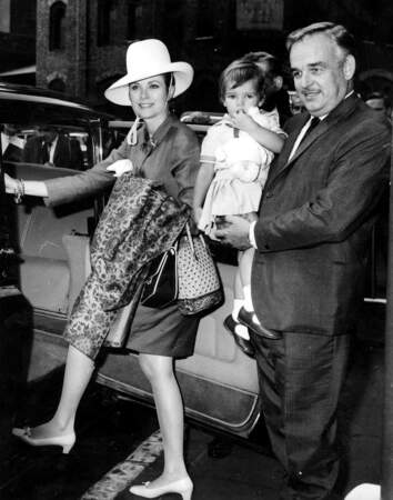 Grace et Rainier de Monaco, avec Stéphanie, arrivent à la gare de Victoria à Londres en 1967
