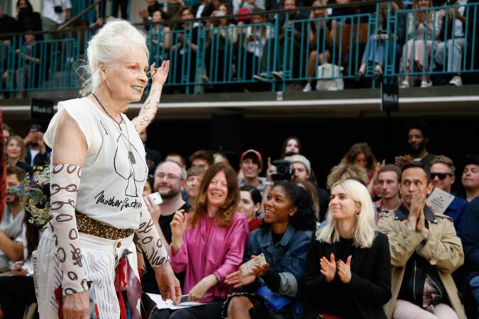L'excentrique Vivienne Westwood assume totalement ses longueurs d'un blanc immaculé
