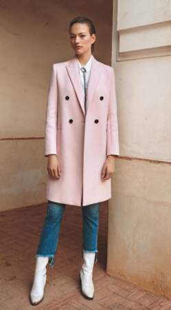 Manteau en laine, 425 €, chemise en coton, 185 €, jeans en coton, 165 € et bottes en cuir 365 € (Claudie Pierlot).