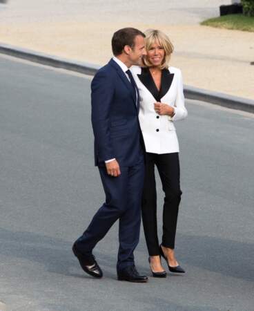 Le blazer blanc est toujours une valeur sure pour des tenues élégantes, à l'image de Brigitte Macron.