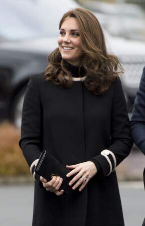 Très souriante, Kate Middleton multiplie les apparitions en manteau et bottes, sa nouvelle tenue fétiche