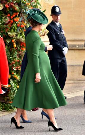 Pippa Middleton, enceinte, chiquisse dans sa robe évasée vertes, chapeau assortis et escarpins noirs.