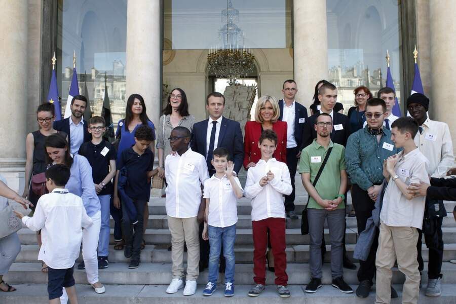 Emmanuel et Brigitte Macron à l'Elysée accueillent de jeunes autistes