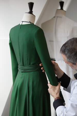 Les étapes de création de la robe vert émeraude d'Isabelle Huppert, signée Christian Dior