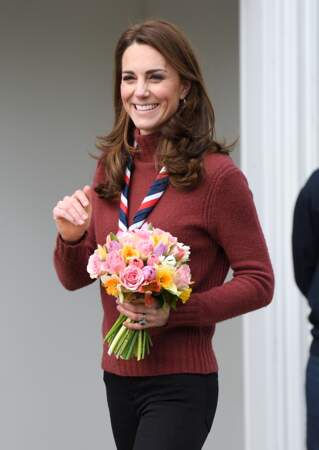 Kate Middleton radieuse en pull J.crew et jean skinny pour rencontrer des scouts au parc Gilwell le 28 mars 2019