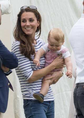 Venus supporter son père William lors d'un match de polo à Windsor, baby George ne rêve que d'aller gambader. 