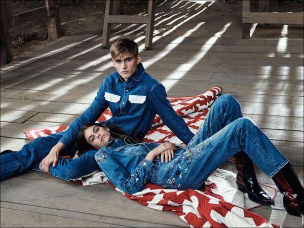 Kaia et Presley Gerber posent pour la campagne publicitaire Calvin Klein en mars 2018