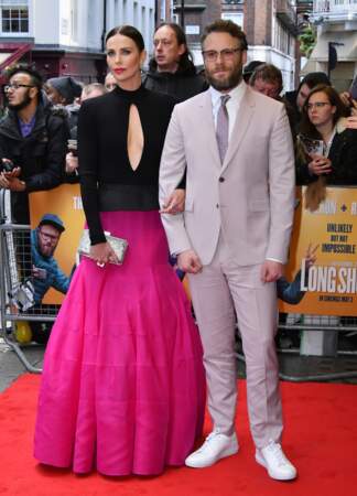 Charlize Theron portait une robe Givenchy et Seth Roguen un costume Paul Smith