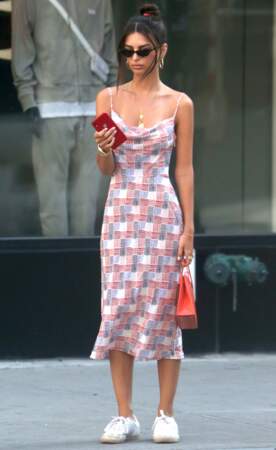 Emily Ratajkowski arbore une robe Realisation Par, à New York, le 11 juillet 2019.