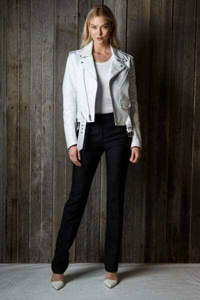 Karlie Kloss, grande adepte de perfecto, mise sur du blanc avec un pantalon noir, très chic