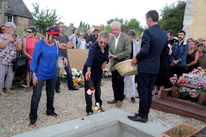 Ariane aux côtés de Dorothée et Jacky aux obsèques de François Corbier au cimetière de Serez, le 5 juillet 2018.