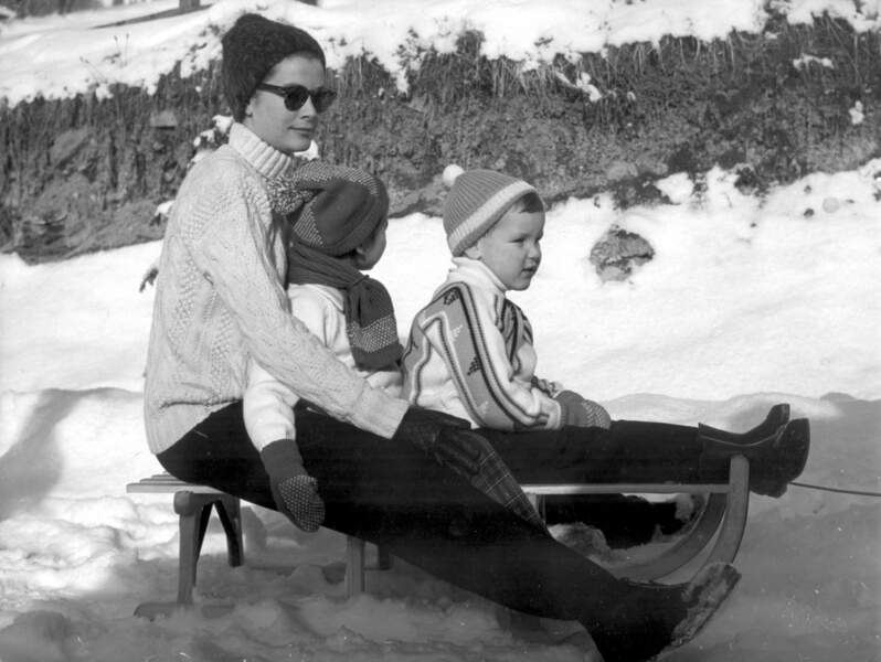 1962 : la princesse Grace de Monaco, lunettes de soleil et bonnet à Gstaad avec ses enfants Albert et Caroline