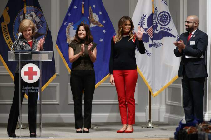 Melania Trump en pull Madeleine Thompson et jean slim rouge, à la Croix Rouge de Washington, le 27 novembre 2018