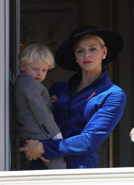 Au balcon, Charlène, sublime avec son manteau bleu électrique et son chapeau avec son fils Jacques