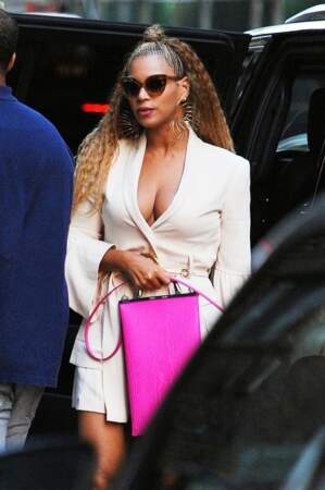 Avec Beyonce, La robe blanche se transforme en pièce glamour.