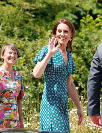Kate Middleton sublime en robe décolletée signée Sandro et soldée
