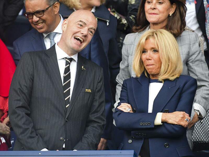 Gianni Infantino, le président FIFA et la première dame Brigitte Macron.