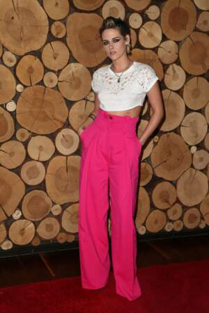 Kristen Stewart canon avec un pantalon taille haute et rose signé Zuhair Murad