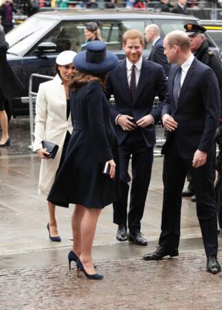 Les " Fab Four " arrivent : Meghan Markle en blanc, Kate Middleton en bleu
