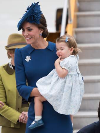 La duchesse de Cambridge en Jenny Packham porte une broche au motif feuille d'érable