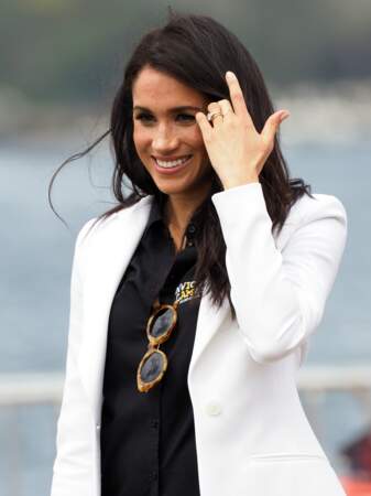Un autre jour en Australie, autre look semblable pour Meghan avec cette veste de blazer blanche et total look noir.