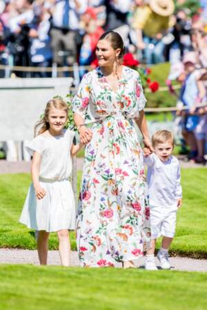 La princesse Victoria de Suède très élégante dans sa robe fleurie