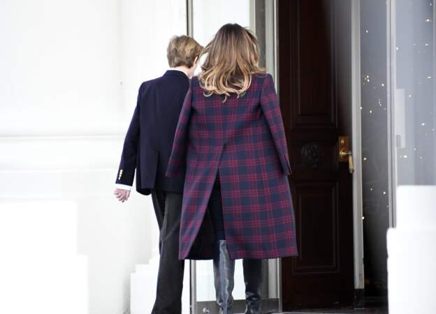 Melania Trump porte un manteau oversize signé Calvin Klein à 2635 €