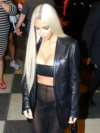 Kim Kardashian blonde, laisse apparaître sa petite culotte sous son collant transparent