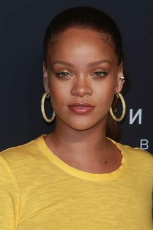 Rihanna en total look jaune Oscar de la Renta pour le lancement de Fenty Beauty à New York