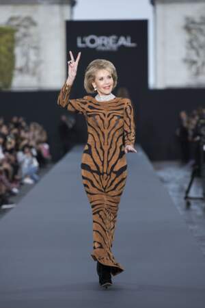 Jane Fonda, sublime en tenue léopard léopard, pour clore le défilé
