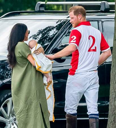 Le Prince Harry élégant en habit de polo avec Archie et de sa femme Meghan Markle