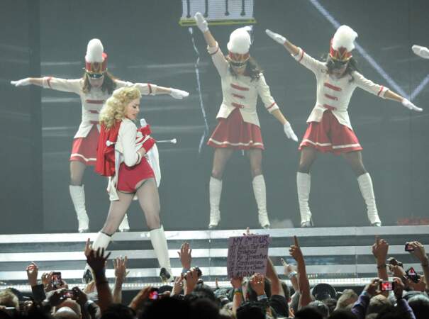 ...A 57 ans le fessier de Madonna n'est plus si ferme, cela ne l'aide pas à supporter que sa jupe le couvre