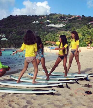 Les filles du clan Hallyday s'essaient au surf