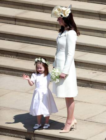 Kate Middleton et sa fille, radieuses, sur les marches de la chapelle