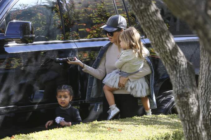 Kourtney Kardashian est une mère et une tante accomplie!