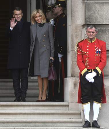 Emmanuel et Brigitte Macron, très élégante en robe et manteau gris, à Bruxelles le 19 novembre 2018