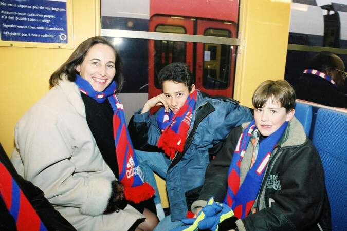 Ségolène Royal se rend à l'inauguration du Stade de France en janvier 1997 avec ses deux fils Thomas et Julien.