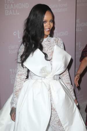 Rihanna canon en robe bi-matière blanche qui rappelle une robe de mariée