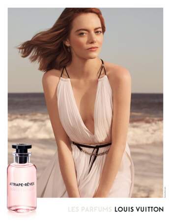 Emma Stone en robe blanche dans la campagne publicitaire du nouveau parfum Louis Vuitton