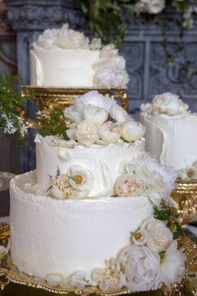 Le gâteau de mariage est Bio. Il est au citron, aux fleurs de sureau et décorées de fleurs fraîches.