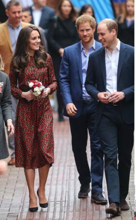 En décembre dernier, Kate Middleton tentait la robe à fleurs… vermeilles, of course