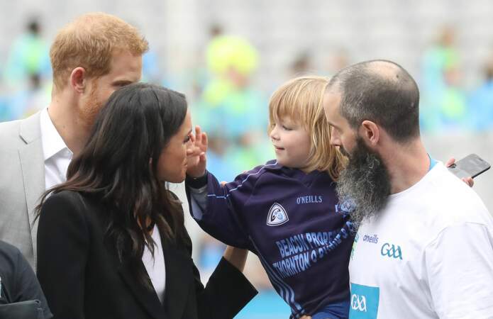 Un enfant, sous le charme de Meghan Markle lors de son premier voyage officiel avec le prince Harry, le 11 juillet