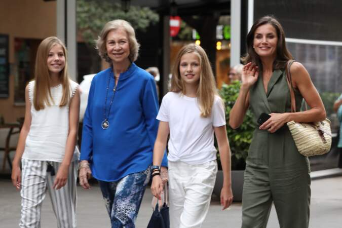 Letizia d'Espagne, accompagnée de ses filles, a choisi un look estival stylé